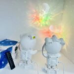 Projetor de Luz Astronauta Caixa de Som Bluetooth Caixinha de Som Com Projetor Estelar Luminária - Imagem 2